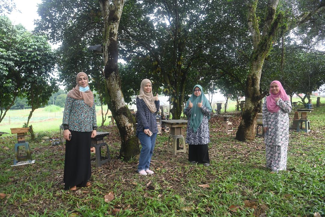 Dr. Norhasnida (dua kanan) bersama tiga pelajar selepas meninjau kawasan pemelihataan dan pembiakan lebah kelulut di Ladang 10, UPM.